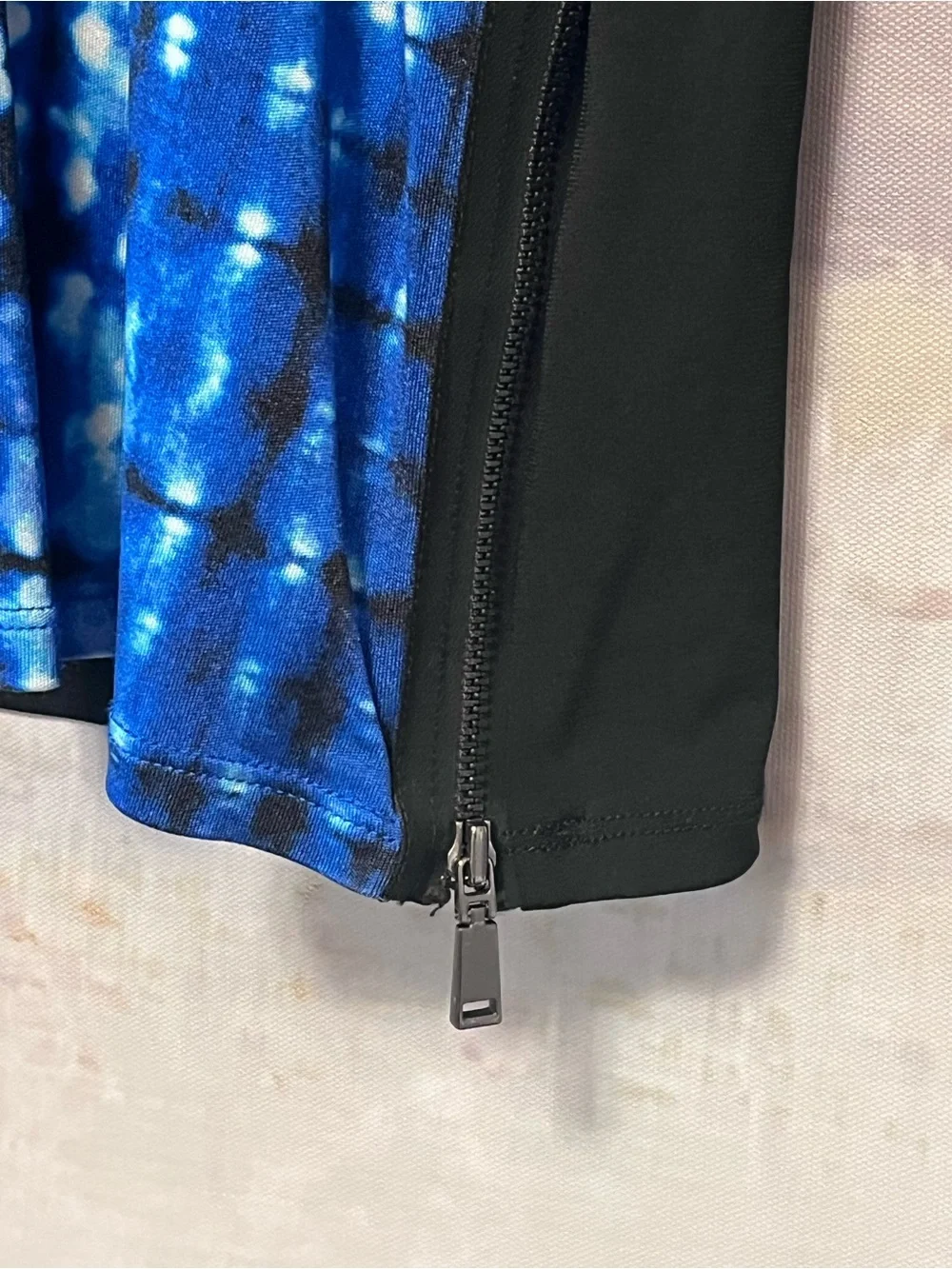 Elie Tahari Top Silk Blend Tie-Dye Abstract Shibori Side Zip Blouse Blue Black L